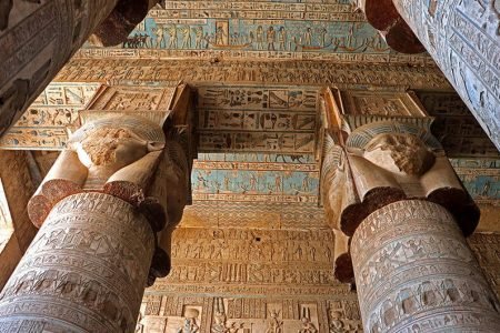 10 powodów, dla których wycieczka minivanem do świątyni Qena Dendera pozwala odkryć mistyczną przeszłość Egiptu Wycieczka minivanem do świątyni Qena Dendera to podróż w czasie, w której mitologia, architektura i starożytna kosmologia zderzają się w jednym z najbardziej urzekających kompleksów historycznych Egiptu. Przejazd tą trasą minivanem zapewnia płynne, wygodne i spersonalizowane doświadczenie. Przemierzając krajobrazy Górnego Egiptu, aura sanktuarium Hathor zaczyna się ujawniać. To więcej niż wycieczka - to pielgrzymka do jednego z najbardziej duchowo rezonujących miejsc w Egipcie. Gdzie znajduje się świątynia Dendera? Położona na zachodnim brzegu Nilu w Qena, około 60 km na północ od Luksoru, Dendera jest łatwo dostępna dzięki 90-minutowej jeździe samochodem. Region jest bujny, bogaty historycznie i mniej skomercjalizowany, oferując surowy, autentyczny kawałek egipskiego życia. Sama Qena jest kulturalnym klejnotem, zakorzenionym w tradycyjnym rzemiośle i współistnieniu koptyjsko-muzułmańskim. Świątynia Hathor w Dendera Poświęcona Hathor, bogini miłości, muzyki, macierzyństwa i radości, świątynia Dendera jest jednym z najlepiej zachowanych kompleksów świątynnych w Egipcie. Dzięki żywym kolorom sufitów, astronomicznym rzeźbom i świętym komnatom, oferuje wgląd w egipską religię, która poprzedza nawet niektóre piramidy. Architektoniczne cuda Wspaniałość świątyni jest niewątpliwa - jej masywne kolumny mają wygrawerowane kapitele Hathor i pokryte są hieroglifami. Sufit sali hypostylowej zawiera sceny astronomiczne, w tym słynny zodiak z Dendery. Zejdź do krypt, aby zobaczyć święte płaskorzeźby przedstawiające tajemnicze urządzenia, które fascynowały zarówno egiptologów, jak i mistyków. Podróżowanie minivanem Wybór minivana do podróży zapewnia elastyczność, szybkość i intymność. W przeciwieństwie do dużych autobusów, minivan porusza się szybko i pozwala na spontaniczne postoje na zdjęcia lub eksplorację. Jest idealny dla mniejszych grup lub prywatnych wycieczek, oferując klimatyzację, wygodne siedzenia i lokalnego kierowcę, który zna najlepsze trasy widokowe. Czego spodziewać się na drodze Trasa z Luksoru lub Hurghady do Qeny to malownicza przejażdżka, przebiegająca przez wioski nad Nilem, pola trzciny cukrowej i gaje palm daktylowych. Spodziewaj się zobaczyć bawiące się dzieci, rolników przy pracy i ponadczasowy rytm wiejskiego Egiptu. To kulturowe zanurzenie jeszcze przed dotarciem do bram świątyni. Lokalna kultura i miasto Qena Qena oferuje wgląd w codzienne egipskie życie poza szlakiem turystycznym. Tradycyjny strój, tętniące życiem rynki i ciepła gościnność czekają. Miasto słynie z ceramiki, produktów daktylowych i autentycznej egipskiej kuchni - warto je zwiedzić, jeśli pozwala na to harmonogram. Historyczne znaczenie Dendery Kompleks Dendera był głównym ośrodkiem religijnym w okresie faraońskim, greckim i rzymskim. Odbywały się w nim coroczne festiwale, opieka medyczna w sanatorium i święte jezioro do rytualnego oczyszczania. Kalendarz świątynny, wyrównany z Syriuszem, ujawnia zaawansowaną wiedzę astronomiczną Egipcjan. Odkrywanie kompleksu świątynnego Poza główną świątynią Hathor, kompleks obejmuje dom narodzin (mammisi), święte jezioro, chrześcijańską bazylikę, rzymską bramę i sanatorium. Struktury te opowiadają o warstwach historii i transformacji, pokazując znaczenie Dendery przez wieki użytkowania i czci. Najważniejsze atrakcje świątyni Hathor Wewnątrz sanktuarium znajdują się sceny przedstawiające faraona składającego dary Hathor, bogini nieba Nut górującej nad światem oraz komnaty Ozyrysa ozdobione żywymi rytualnymi obrazami. Zodiak z Dendery, który kiedyś znajdował się tutaj, obecnie znajduje się w Luwrze - ale jego replika nadal budzi podziw. Wielojęzyczni przewodnicy i opowiadanie historii Wiele wycieczek zapewnia doświadczonych egiptologów, którzy wyjaśniają nie tylko to, co widzisz, ale także głębsze znaczenie każdego symbolu i komnaty. Ich opowieści przekształcają ruiny w tętniący życiem gobelin mitów, rytuałów i starożytnej mądrości. Najlepszy czas na wizytę w Dendera Zwiedzanie wczesnym rankiem lub późnym popołudniem pozwala uniknąć upałów i tłumów turystów. Najlepsze miesiące to od października do kwietnia, kiedy temperatury są łagodne, a światło dzienne jest idealne do fotografowania i eksploracji. Możliwości fotograficzne Gra światła słonecznego na hieroglificznych ścianach tworzy hipnotyzujące efekty cienia. Uchwyć zbliżenia twarzy Hathor, panoramiczne ujęcia całego kompleksu lub artystyczne kąty z podziemnych krypt i kaplic na dachu. Zabierz ze sobą obiektyw szerokokątny, aby uchwycić sufitowe dzieła sztuki. Aspekty duchowe i mistyczne Dendera jest uważana za jedną z najsilniejszych energetycznie świątyń w Egipcie. Podróżnicy New Age i duchowi poszukiwacze często medytują tutaj, przyciągani przez świętą geometrię i postrzegane uzdrawiające wibracje. Połączenie ciszy, światła i historii sprzyja głębokiej refleksji. Kobiety i bogini Hathor Wyobrażenia Hathor wzmacniają kobiety i celebrują kobiecość, muzykę, radość i płodność. Świątynia celebruje boską kobiecość poprzez swoją sztukę, rytuały i kobiecą ikonografię, co czyni ją szczególnie znaczącą dla kobiet i osób zainteresowanych duchowością bogini. Muzeum na miejscu i artefakty Niewielkie, ale fascynujące muzeum na terenie kompleksu prezentuje relikwie, narzędzia i starożytne instrumenty medyczne znalezione podczas wykopalisk. Zapewnia ono głębszy kontekst dla użytkowania świątyni i jej obecnego znaczenia. Wskazówki dotyczące płynnego zwiedzania Mini Van Tour Noś wygodne buty i oddychającą odzież Przynieś butelkowaną wodę i krem z filtrem przeciwsłonecznym Noś przy sobie lokalną walutę na drobne zakupy Przestrzegaj zasad dotyczących ubioru (preferowany skromny strój) Naładuj wcześniej aparat i telefon komórkowy Porównanie wycieczek grupowych i prywatnych Wycieczki grupowe są przyjazne dla budżetu i towarzyskie, podczas gdy prywatne wycieczki oferują elastyczność, dogłębną eksplorację i prywatność. Obie opcje mają swoje zalety - wybór zależy od celów podróży i budżetu. Opinie podróżnych Wielu odwiedzających opisuje świątynię Dendera jako "ukryty skarb" i "lepiej zachowaną niż wiele świątyń w Luksorze". Podróżni są często oszołomieni kolorami na sufitach i dostępnością krypt i dachu - rzadkość w Egipcie. Bezpieczeństwo i komfort Egipskie drogi są ogólnie bezpieczne dla turystyki, a operatorzy turystyczni przestrzegają standardowych protokołów bezpieczeństwa. Samochody dostawcze są regularnie kontrolowane, a na trasie dostępne są przystanki wypoczynkowe. Należy mieć przy sobie środek do dezynfekcji rąk i unikać picia wody z kranu. Zakupy i lokalne rzemiosło Małe stragany w pobliżu wejścia sprzedają ręcznie robione pamiątki, kadzidła, alabastrowe posągi i sztukę papirusową. Targowanie się jest powszechne, a zakupy bezpośrednio wspierają lokalnych rzemieślników. Dendera w popkulturze i badaniach naukowych Zodiak i płaskorzeźby "żarówki" Dendery stały się pożywką dla książek, filmów dokumentalnych i teorii na temat starożytnej technologii. Od "Starożytnych kosmitów" po czasopisma akademickie, świątynia ta nadal wywołuje intrygi i debaty naukowe. Najczęściej zadawane pytania Czy świątynia jest dostępna dla wózków inwalidzkich? Nie w pełni. Główna świątynia jest częściowo dostępna, ale krypty i dachy wymagają schodów. Jak długo trwa podróż z Luksoru? Około 90 minut w jedną stronę, co czyni ją idealną pół- lub całodniową wycieczką. Czy dozwolone jest robienie zdjęć? Tak, zachęcamy do robienia zdjęć. Lampa błyskowa jest dozwolona z wyjątkiem określonych stref. Czy mogę zwiedzać świątynię na własną rękę? Tak, ale przewodnik znacznie wzbogaca doświadczenie. Czy miejsce jest zatłoczone? Nie. W porównaniu do świątyń w Luksorze, Dendera jest spokojniejsza i mniej skomercjalizowana. Podsumowanie Wycieczka Mini Vanem do świątyni Qena Dendera to urzekająca podróż przez duchowe i artystyczne dziedzictwo Egiptu. Od budzącej respekt świątyni Hathor po komfort podróży z przewodnikiem, ta wycieczka płynnie łączy wygodę, tajemnicę i głębię kulturową. Niezależnie od tego, czy jesteś miłośnikiem historii, poszukiwaczem duchowości, czy zwykłym odkrywcą, Dendera pozostawi trwały ślad na twojej duszy.