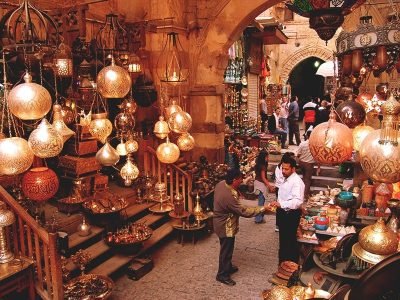 Kolorowe stragany z pamiątkami i kupujący na zakupach w Marsa Alam