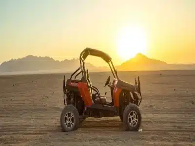  Pustynny rower buggy w Sharm El Sheikh ścigający się po wydmach pod zachodem słońca
