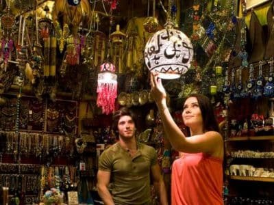 Kolorowe stragany z pamiątkami i kupujący na zakupach w Marsa Alam