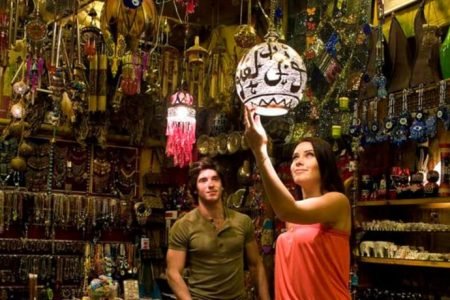 Kolorowe stragany z pamiątkami i kupujący na zakupach w Marsa Alam