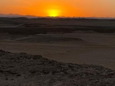 Jeep przecinający złote wydmy podczas Super Safari Trip Marsa Alam o zachodzie słońca