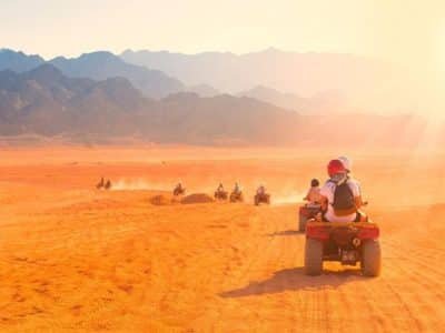 Jeep przecinający złote wydmy podczas Super Safari Trip Marsa Alam o zachodzie słońca