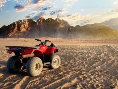 Jeep przecinający złote wydmy podczas Super Safari Trip Marsa Alam o zachodzie słońca
