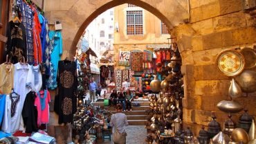 Dzielnica handlowa Port Ghalib w Marsa Alam z kolorowymi sklepami i widokiem na marinę
