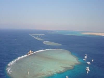 Snorkelingowcy cieszący się krystalicznie czystą wodą podczas wycieczki łodzią na wyspę Tiran w pobliżu Sharm El Sheikh 