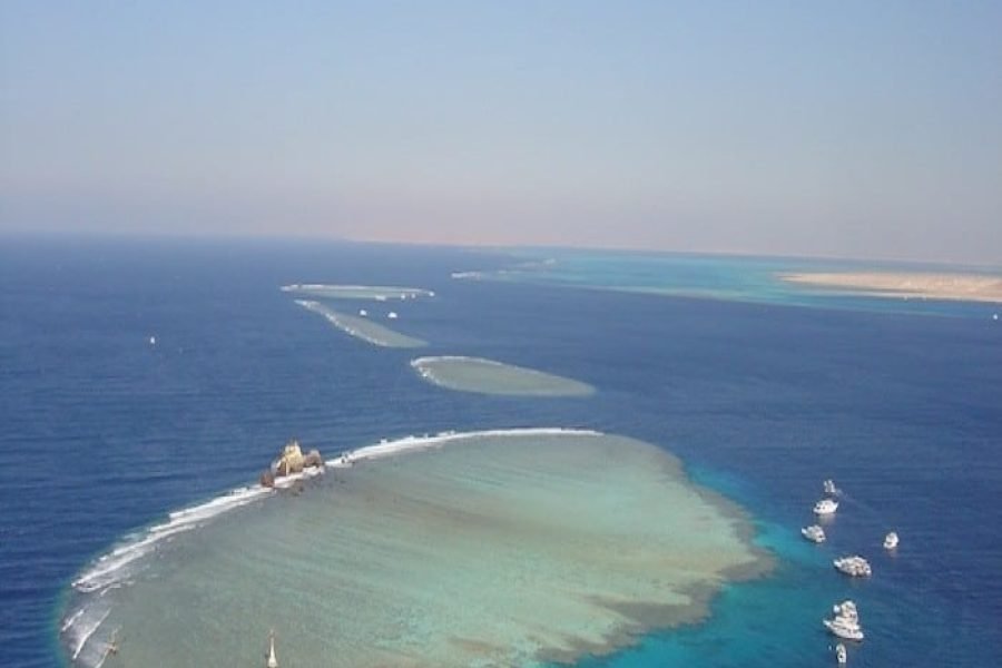 Snorkelingowcy cieszący się krystalicznie czystą wodą podczas wycieczki łodzią na wyspę Tiran w pobliżu Sharm El Sheikh