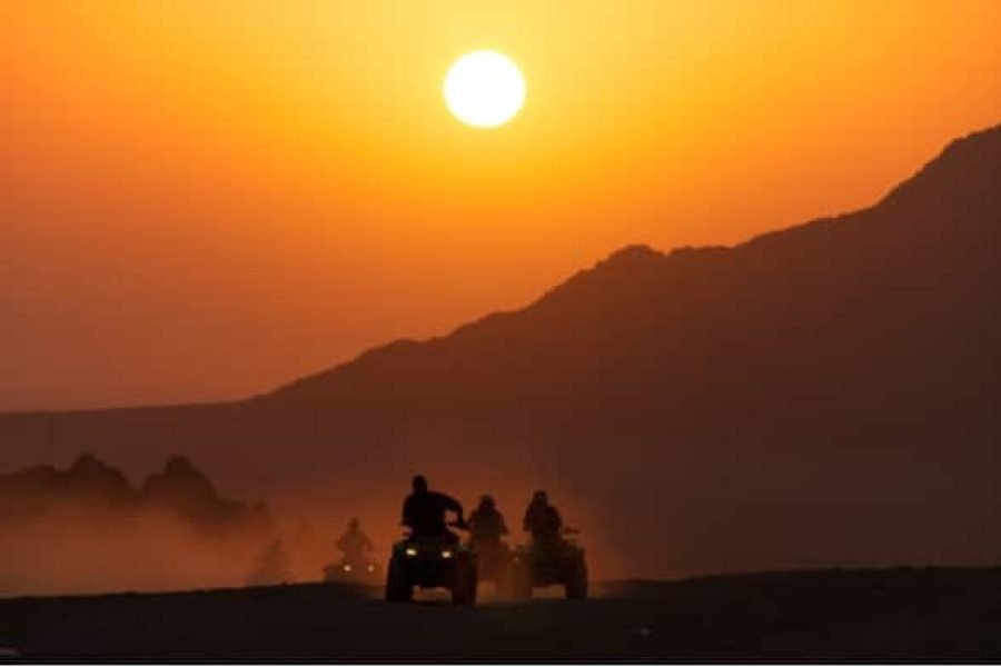 Jeep 4x4 przemierzający złote wydmy podczas Super Safari Trip Marsa Alam o zachodzie słońca