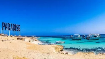 Paradise Island Boat Trip Package with white sandy beach and turquoise Red Sea waters