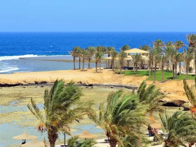 Paradise Island Boat Trip Package with white sandy beach and turquoise Red Sea waters