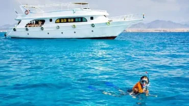 Wycieczka łodzią po Ras Mohamed i White Island w Sharm El Sheikh z turkusowymi wodami i rafami koralowymi