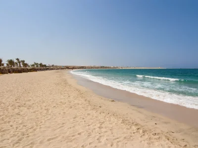 Paradise Island Boat Trip Package with white sandy beach and turquoise Red Sea waters