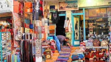 Dzielnica handlowa Port Ghalib w Marsa Alam z kolorowymi sklepami i widokiem na marinę