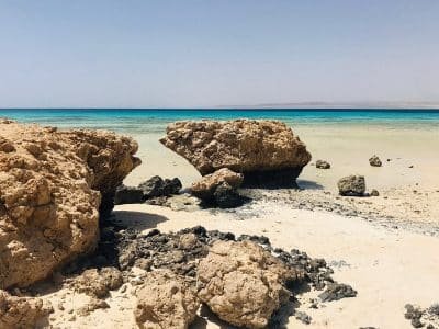Plaże Sharm El Luli i El Qulaan w Marsa Alam z turkusowymi wodami i nieskazitelnym piaskiem.